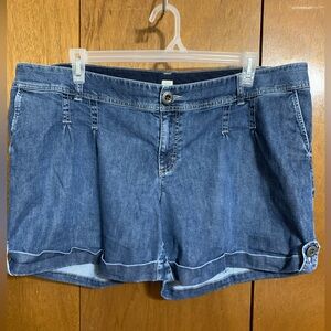 Plus size 20 Old Navy denim shorts.